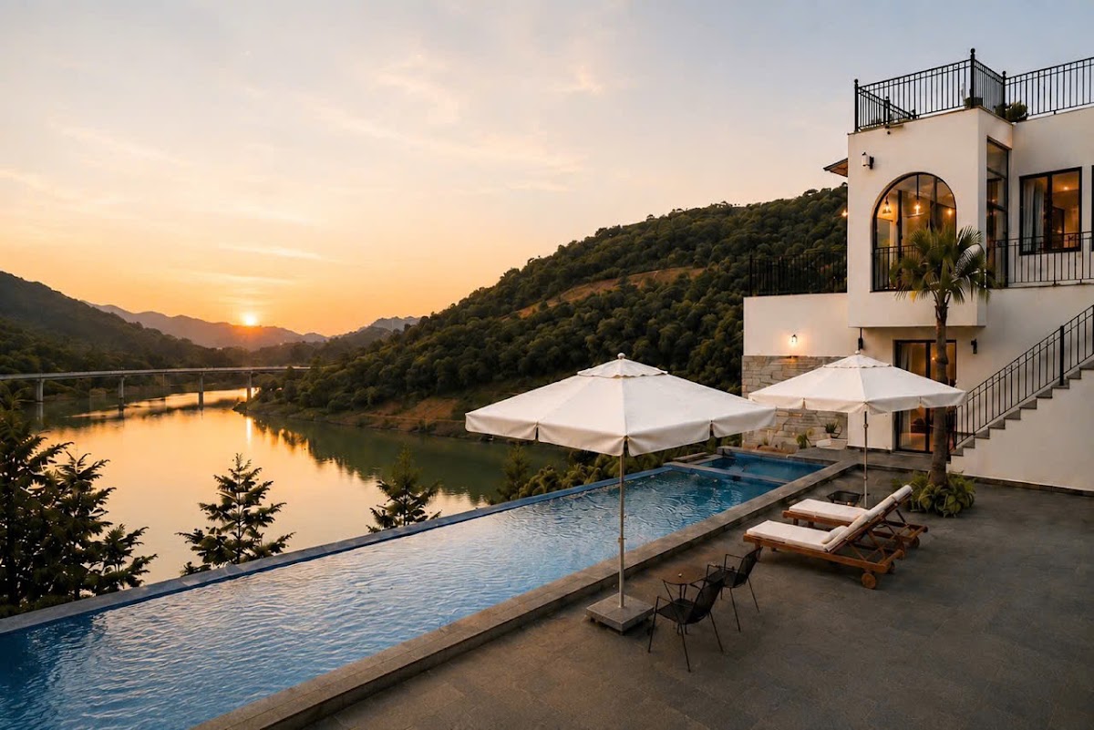 Bể bơi tràn của Suối Hoa Retreat nhìn ra sông và đồi lúc hoàng hôn, Phú Thọ