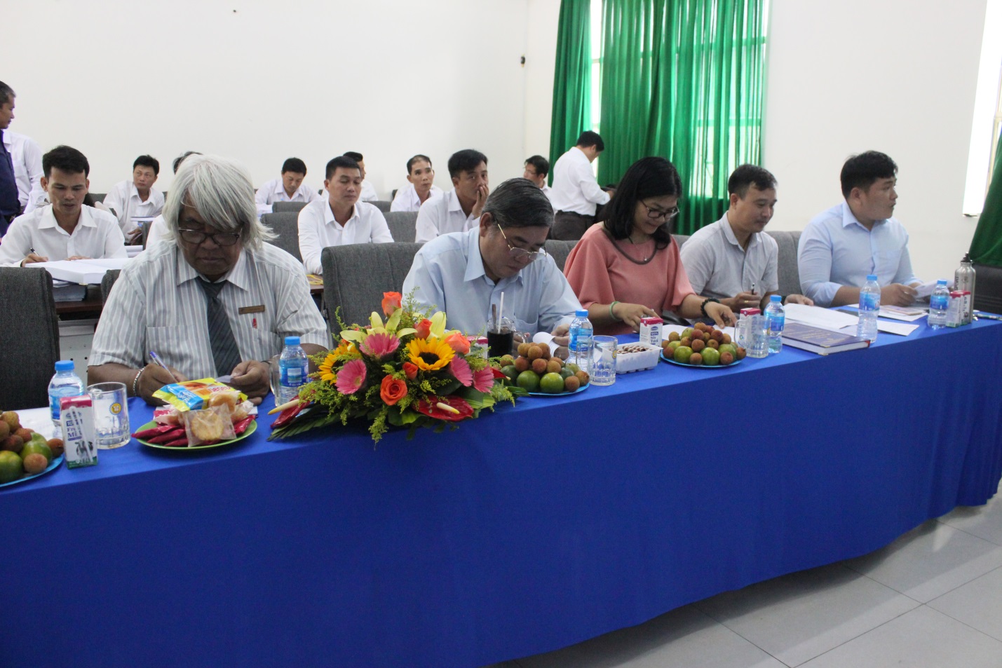 Hội đồng làm việc nghiêm túc