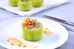 Cho bí ra đĩa, rưới nước sốt lên trên. Có thể dùng kèm với cơm. Sườn chín đều, thấm vị kết hợp giò sống dai dai, bí xanh thanh ngọt kèm với sốt sánh sệt hấp dẫn. Còn chờ gì mà không thực hiện món ăn đẹp mắt và tuyệt vời này cho cả gia đình.