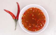 Món nước mắm chay đã sẵn sàng cho các món bún, gỏi cuốn chay,... rồi. Nếu thích, bạn có thể giữ lại phần thơm băm trong nước mắm, cũng rất ngon.
