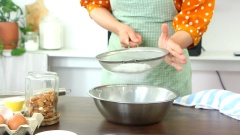 Đập 2 quả trứng gà vào một thau lớn và rây 120gr đường vào thau này. Đun sôi chút nước trong một chiếc nồi nhỏ. Khi nước sôi thì vặn lửa nhỏ, đặt âu đựng trứng lên miệng nồi. Quấy liên tục trong 1-2 phút. Khi trứng hơi ấm, khoảng 35 - 40 độ C thì nhấc thau ra khỏi nồi. Đánh trứng ở tốc độ thấp trong 1 phút rồi tăng dần tốc độ, đánh đến khi bọt khí thu nhỏ và mất dần, hỗn hợp bông đặc mịn thì giảm xuống tốc độ vừa – nhỏ, đánh thêm 2 – 3 phút. Trứng đánh đủ bông, bọt khí đều sẽ cho bánh xốp hơn.