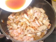 Khi thịt ra mỡ nhiều, cho tôm khô vào xào chung khoảng 10 phút. Cuối cùng cho nước mắm pha với đường, ớt, tiêu vào rim với lửa nhỏ 20 phút. Khi thấy mắm kho quẹt đặc sệt lại là tắt bếp. Rắc hành lá.