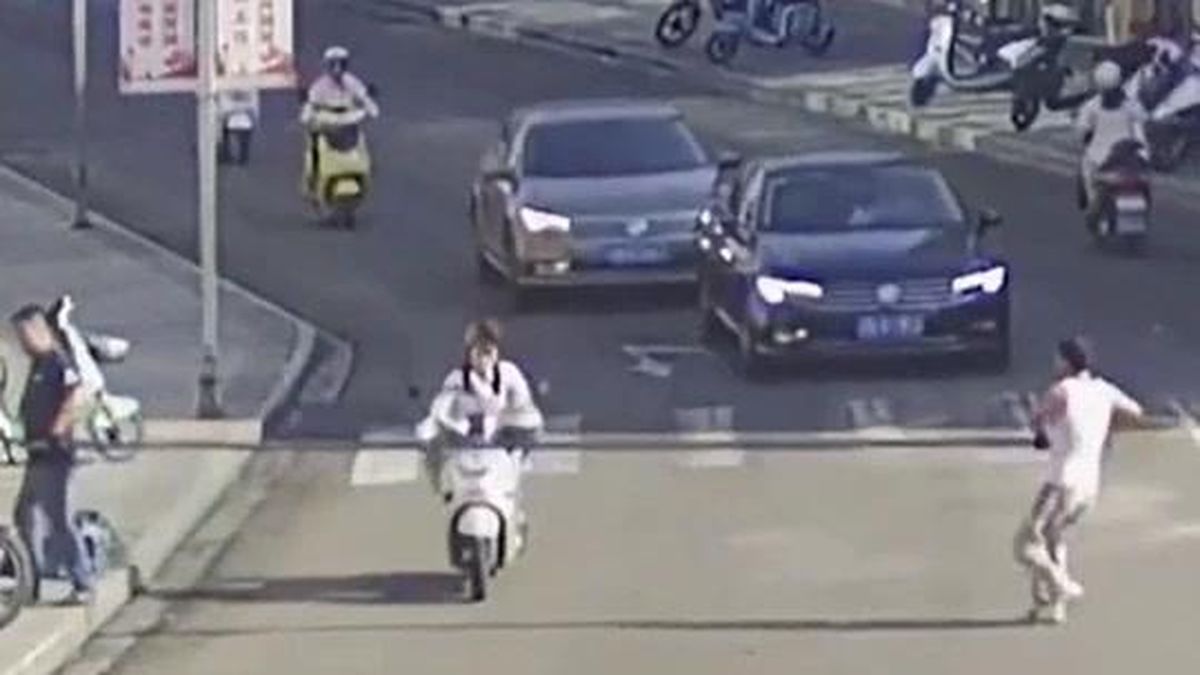 Khiêng ống thép dài 5 mét qua đường, 2 người đàn ông khiến cô gái đi xe máy ngã văng - Tạp chí Doanh Nghiệp Việt Nam