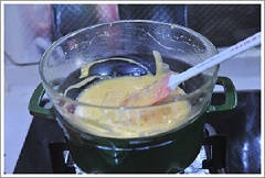 Ngâm nở lá gelatin. Sau đó, đun cách thủy cho gelatin tan chảy hoàn toàn rồi trộn đều với hỗn hợp kem phô mai ở trên. Tiếp đến là thêm whipping cream đã đánh bông vào và cũng trộn đều. Các bạn chia hỗn hợp kem đã đánh ở trên vào cốc (hoặc khuôn) rồi để vào tủ lạnh cho đông lại.