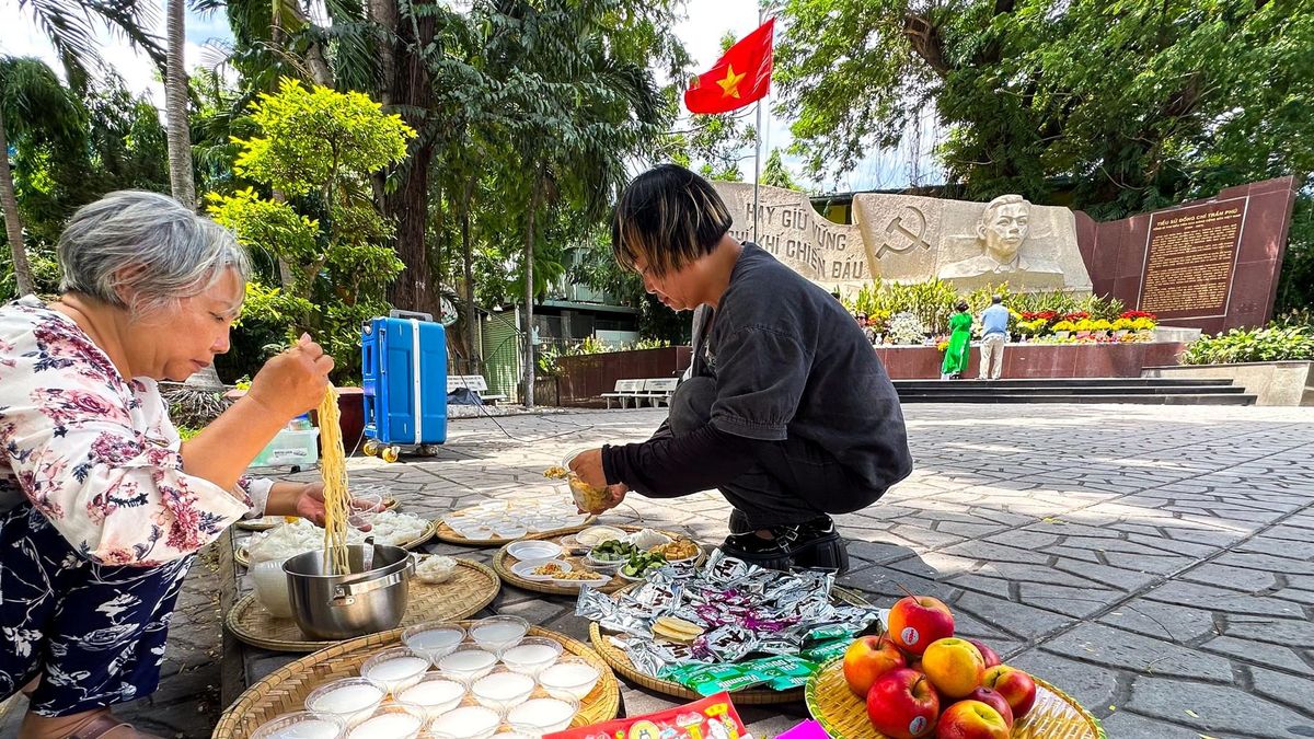 Những mâm cơm tri ân đặc biệt ở công viên Lê Thị Riêng - Báo VietnamNet