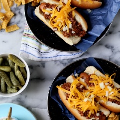 Bánh mì mềm xẻ làm đôi, sau đó cho xúc xích đã áp chảo vào giữa rồi lần lượt cho dưa cải muối chua rồi đến nhân thịt xay vào. Cuối cùng phủ một lớp phô mai và hành tây là được.