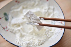 Đun nóng nhiều dầu ăn trong nồi. Lăn các miếng sữa tươi qua bột chiên giòn, nhúng qua trứng đánh rồi áo đều một lớp một chiên xù. Thả vào nồi chiên ngập dầu cho đến khi chín vàng giòn bên ngoài thì vớt ra để ráo dầu.