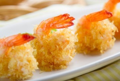 Sốt mayonnaise cho ra chén. Khoai tây đã chiên thì bẻ nhỏ lại. Tiếp đó, nhúng tôm qua một lớp sốt mayonnaise, rồi đến một lớp khoai tây chiên sau cho khoai bám đều vào lớp sốt mayo nhé. Làm đến khi hết tôm, rồi đặt tôm lên dĩa là hoàn thành. Giờ chỉ việc thưởng thức thôi bạn nhé.