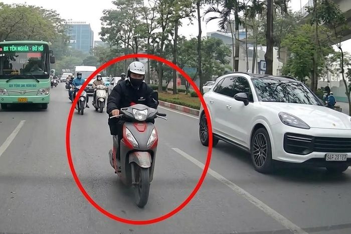 Mải xem điện thoại, cô gái đâm vào đuôi ô tô - Báo Xây Dựng