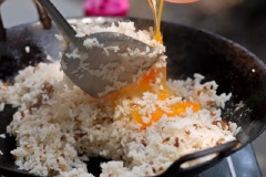 Sau khi rang cơm được 5 phút thì đập trứng ra chén, đánh đều tay rồi đổ vào chảo cơm, đảo đều tay cho trứng quện đều vào cơm. Rắc thêm muối ăn vừa miệng. Sau đó rang thêm 3 phút nữa là được.