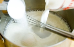 Cho 1/2 phần sữa tươi vào nồi, rắc 5g gelatine vào và đun trong 3 phút. Sau đó, thêm 60g đường và 1/2 phần sữa còn lại vào. Đun lửa vừa để gelatine và đường tan hết thì tắt bếp, đổ 235ml kem whipping và 5ml nước vani vào, khuấy đều.