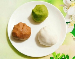 2 phần bột còn lại bạn cũng làm tương tự như phần bột màu trắng, chỉ cho thêm bột cacao hoặc bột trà xanh vào nhồi cùng là chúng ta có thêm 1 khối bột màu xanh và 1 khối bột màu nâu.