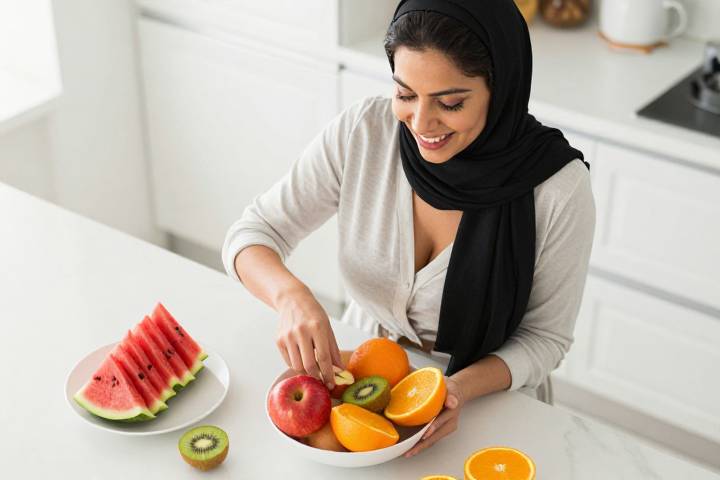 مجموعة متنوعة من الفواكه الطازجة المفيدة لصحة القولون