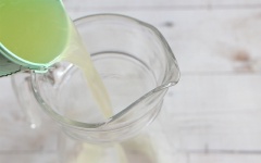 Cách pha nước chanh hạt chia: Cho vào bình nước chanh vừa vắt cùng với 250ml nước lọc, 1/2 số sirup sả rồi khuấy đều. Nêm nếm và thêm bớt syrup sả tùy khẩu vị. Đến đây bạn có thể cho trực tiếp hạt chia vào hoặc ngâm chia với nước ấm cho nở trước rồi vớt vào bình, khuấy đều rồi thêm đá là có thể dùng được rồi.
