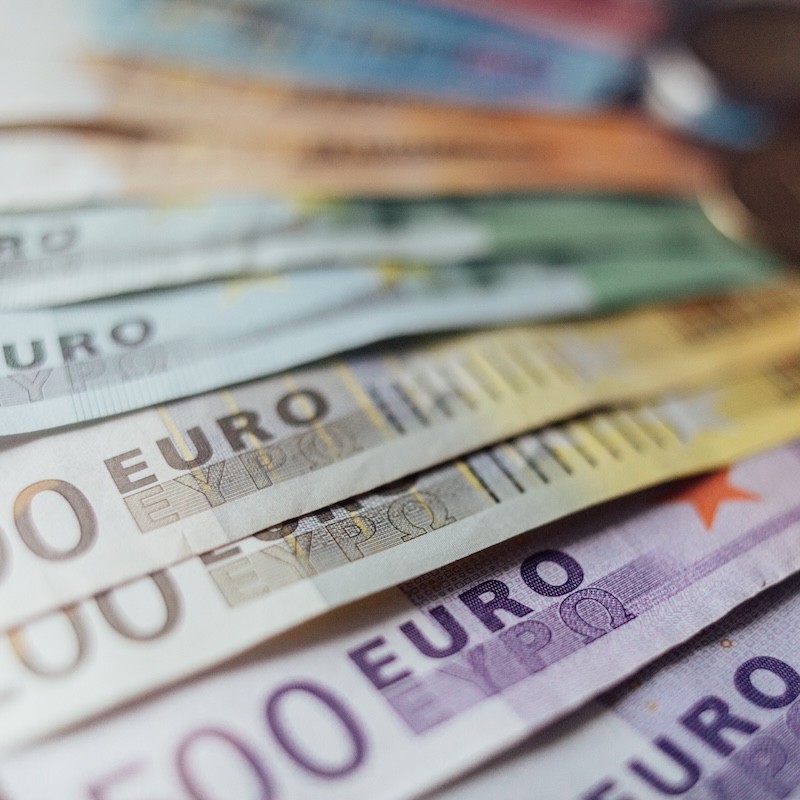 Euro sinkt auf Jahrestief bei fallenden Ölpreisen