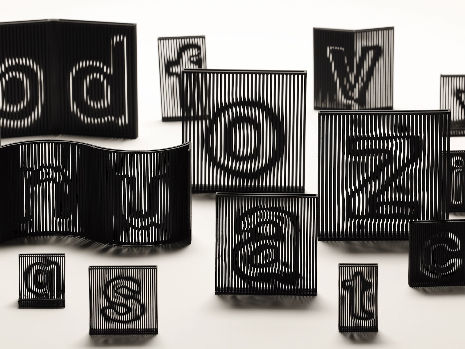 視点の移動によるモアレタイポグラフィの研究