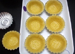 Sau đó, lấy bột ra cán mỏng khoảng 5 mm. Dùng ống tròn xắn lấy các miếng bột tròn và xếp vào khuôn bánh, ấn cho đều mặt khuôn. Dùng tăm xiên nhiều lỗ nhỏ trên mặt bột rồi cho vào lò nướng ở 180 độ C trong 20 phút. Bánh chín, để nguội, lấy ra khỏi khuôn.