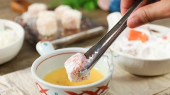 Ướp cá hồi với 1/2 muỗng cà phê muối và 1/2 muỗng cà phê tiêu xay 10 phút cho thấm. Chuẩn bị 3 chén đựng trứng gà đánh tan, bột mì và bột chiên xù. Lần lượt nhúng từng viên cá hồi vào bột mì, trứng gà và bột chiên xù để từng viên cá áo đều một lớp bột xù giòn tan.