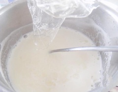 Ngâm lá gelatine với nước đá lạnh khoảng 10 phút cho nở mềm. Tiếp đó, cho sữa tươi, đường, kem whipping vào nồi, khuấy tan rồi nấu trên bếp với lửa vừa. Khi thấy sữa bốc khói, hơi sôi thì tắt bếp. Vớt galatine ra cho vào nồi sữa khuấy cho tan, thêm 1 muỗng cà phê tinh chất vani và 100g sữa chua vào khuấy đều. Đem hỗn hợp lược qua rây 1 lần cho mượt.