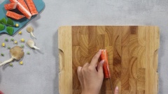 Thanh cua các bạn thái sợi nhỏ bằng với ức gà và nấm để trông tô súp được đẹp hơn.