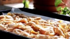 Cho 300gr da gà vào nồi luộc chín khoảng 5 phút với 1 muỗng cà phê muối và 5gr gừng. Sau đó vớt ra rửa sạch lại với nước, ngâm nước đá cho da gà mau nguội và săn lại, tiếp tục đem phơi nắng cho da gà được khô ráo hoàn toàn. Lăn da gà qua lớp bột chiên giòn rồi chiên ngập dầu trên chảo đến khi vàng đều hai mặt thì tắt bếp, vớt da gà ra đĩa lót giấy thấm dầu để ráo.