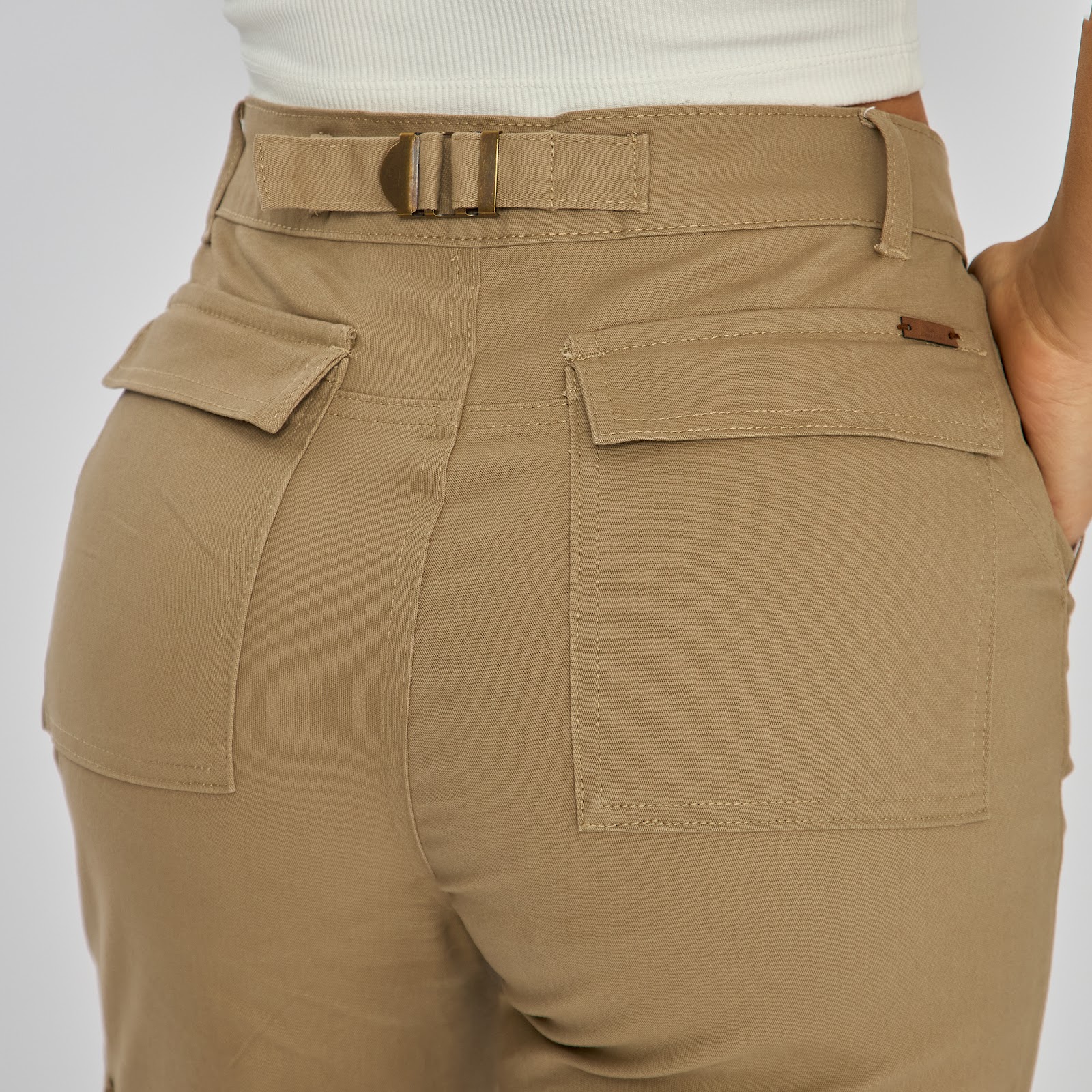 Pantalón cargo bota recta tiro alto en denim stretch, color blanco - Vista 5