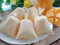 Cho từng ít hỗn hợp xoài xay vào túi nilon buộc kín, để vào ngăn đá tủ lạnh 6-7 tiếng là kem đông.