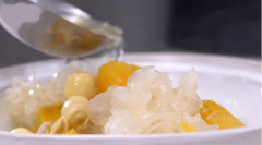 Cho món ăn ra bát và thưởng thức.