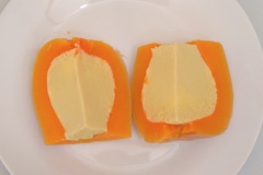 Flan bí đỏ mềm thơm với bí đỏ bùi bùi, mềm thơm đặc trưng, bánh flan mềm béo, ngọt thơm hấp dẫn. Bánh flan này có thể dùng ăn chơi hoặc cho những bữa ăn nhẹ của gia đình rất tuyệt.