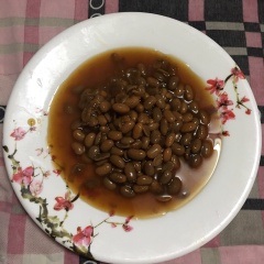 Làm nóng nồi cho dầu ăn vào, đợi dầu nóng già cho hành tím băm nhuyễn vào phi vàng rồi cho tương hột vào xào 1 phút cho thơm.