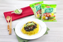 Khi ăn rưới nước sốt lên mì, đặt lên trên vài miếng dưa leo bào sợi và rải mè rang là hoàn tất. Từ giờ bạn sẽ không còn cảm thấy luyến tiếc vì không được thưởng thức món mì tương đen đặc trưng của ẩm thực Hàn Quốc rồi. Vì bạn đã có phiên bản mì chay dễ chế biến chỉ với gói mì chay Nissin 365 với sợi mì không chiên dai dai, ngon ngon mang lại hương vị ngon tuyệt vời đấy. Nhanh lưu lại công thức và thử làm nhé.