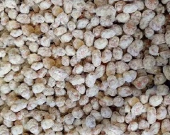 Thêm 20gr bột mì vào hỗn hợp. Trộn thật đều hỗn hợp đường, trứng, đậu phộng và bột. Đổ 200ml dầu, đun nóng dầu trong lửa nhỏ và rang đậu phộng trong khoảng 10 phút. Bạn cũng có thể cho thêm ớt nếu thích ăn cay.