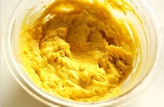Sau đó trộn với kem whipping, mù tạc, muối và sốt mayonnaise. Trộn đều hỗn hợp đồng nhất.