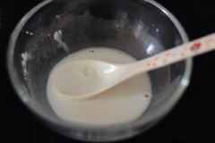 Khuấy 2 muỗng cà phê bột bắp cùng với 1 muỗng canh nước trong một chiếc bát nhỏ, cho đậu đen vào cùng sau đó đổ hết hỗn hợp này vào âu thịt đang ướp.