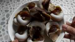 Luộc chín ốc mỡ. Ốc mỡ sau khi luộc tách lấy phần ruột, bỏ nội tạng và cắt miếng vừa ăn.