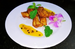 Xếp cá ra đĩa chan sốt chanh leo lên là thưởng thức được rồi. Món phi lê cá basa chiên giòn sốt chanh leo rất hao cơm nên các bạn có thể nấu nhiều cơm hơn mọi ngày nhé.