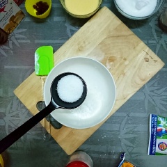 Rây bột vào tô, lần lượt thêm baking power, muối, đường, bơ, vani, sữa chua và sữa vào tô, trộn đều hỗn hợp bột.