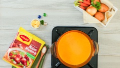 Cho vào nồi 350ml nước luộc gà, nêm gia vị với ¼ muỗng canh muối và 1 muỗng canh hạt nêm Nấm hương Maggi. Dùng vá khuấy đều và nấu trong 15 phút đến khi cà rốt và khoai tây mềm. Sau đó dùng máy xay cầm tay xay nhuyễn hỗn hợp đến khi mịn.