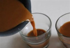 Sau đó, các bạn cho gelatine vào hỗn hợp vừa pha. Đổ hỗn hợp nước vào cốc nghen!