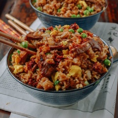 Cơm chiên thịt bò tương sẽ ngon hơn khi ăn ngay khi còn nóng sẽ ngon hơn rất nhiều. Hạt cơm không bị khô, vẫn giữ được hương vị hấp dẫn. Cùng thử ngay công thức Cơm chiên thịt bò tương này rồi nhé.