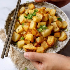 Khoai tây chiên hạt thì là khá là hấp dẫn với một cách làm khá quen thuộc nhưng thêm phần gia vị ướp khá lạ lên khoai tạo vị ngon cự kì. Vậy còn chờ gì mà chúng ta không cùng nhau thử làm và cảm nhận nè.