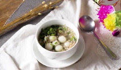 Món súp bánh nếp thịt băm ăn ngay khi còn nóng để cảm nhận được độ dẻo mềm của bột, thơm lừng của nước dùng đậm đà. Bữa sáng của cả nhà ngày cuối tuần chắc chắn sẽ hấp dẫn hơn rất nhiều với món này đó.