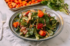 Món salad ức gà bí đỏ nướng không chỉ ngon bởi hương vị thịt đậm đà ăn kèm bí bùi ngọt mà còn có rau tươi sống, xanh mát với nước sốt chua chua, ngọt mặn hấp dẫn lắm nha. Chị em nào đang muốn thêm món ăn tốt cho sức khỏe vào thực đơn ăn kiêng thì lưu ngay công thức này nhé.