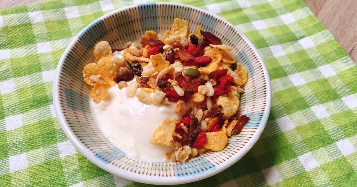 Sữa chua mix ngũ cốc, mứt, hạt khô