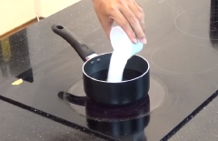 Trong lúc ngâm châm gà trong nước đá, bắt đầu làm nước tương khi đun sôi 300ml nước tương, 2 muỗng canh đường, 120ml nước. Khi hỗn hợp sôi lên cho 60ml giấm vào đun sôi. Để nguội hỗn hợp khoảng 1-2 tiếng đồng hồ.