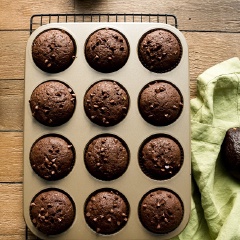 Rót bột bánh vào khay cupcake có lót sẵn khuôn, rắc đều hạt chocolate chips (hoặc topping tùy thích) lên trên mặt bánh. Nướng từ 18-22 phút. Bánh nướng xong lấy ra khay để nguội hoàn toàn.