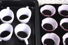 Chuẩn bị sẵn khuôn bánh cupcake, cho vào mỗi khuôn 1 cái bánh oreo. Tiếp đó đổ hỗn hợp bột vừa trộn vào 3/4 khuôn. Cho bánh vào lò nướng khoảng 22 phút, kiểm tra thấy bánh khô ráo bằng tăm là bánh đã chín nha. Lấy bánh ra để nguội một chút.