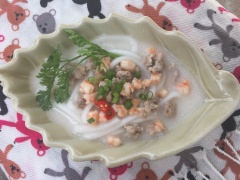 Múc bánh canh bột gạo ra tô. Rắc hành lá và ngò rí, rau răm. Nếu thích ăn cay có thể cho thêm ớt cắt nhỏ và rắc thêm tiêu. Bánh canh bột gạo nước cốt dừa thơm béo, hứa hẹn sẽ là món ngon cho bữa sáng hay đãi cả nhà dịp cuối tuần đấy nhé!