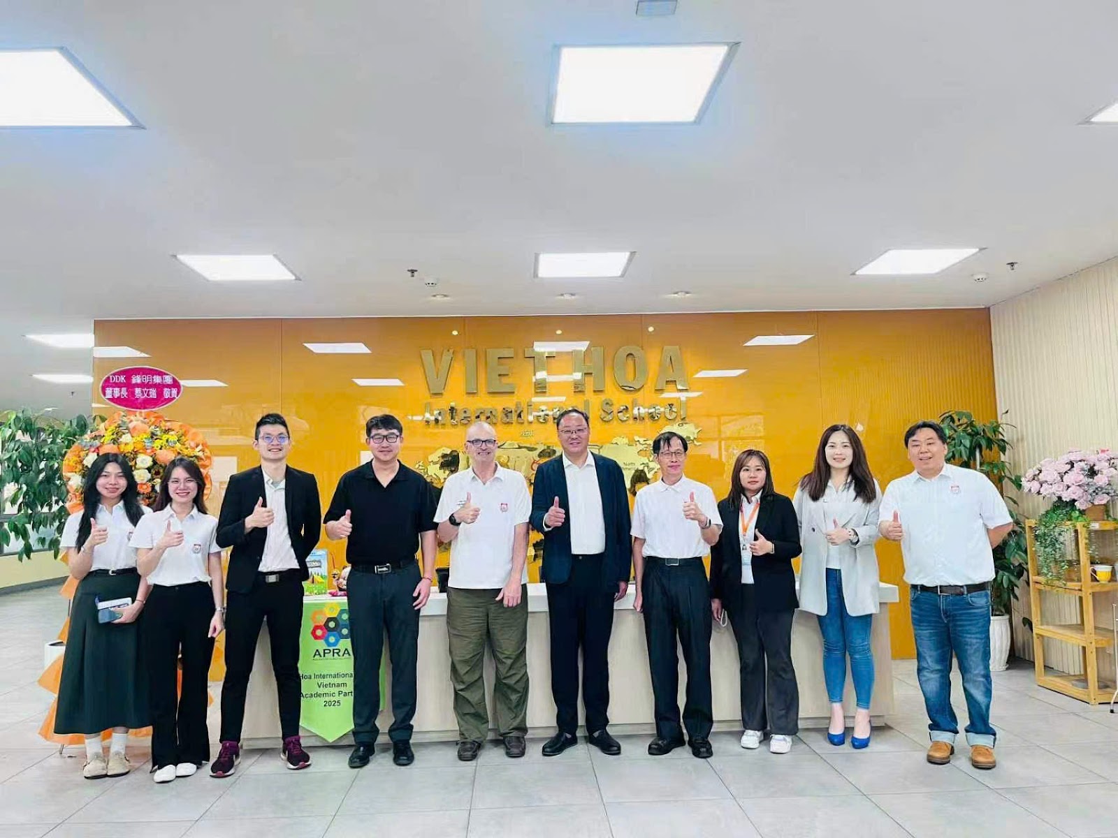 Đội ngũ CIAEA, Trường Quốc tế Liangfeng và Trường Quốc tế Việt Hoa tại buổi ký kết, đánh dấu khởi đầu cột mốc hợp tác đầy triển vọng