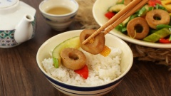 Dọn nấm đùi gà xào rau củ ra đĩa, ăn cùng cơm nóng. Miếng nấm dai, giòn sựt sựt cùng các loại rau củ vừa ngọt vừa thấm đẫm gia vị quyện với mùi thơm đặc biệt của cần tây cực kì hấp dẫn. Với nguyên liệu dễ tìm, cách làm đơn giản, không mất nhiều thời gian nấm đùi gà xào rau củ xứng đáng được thêm vào thực đơn gia đình bạn, nhất là vào những ngày ăn chay đấy.